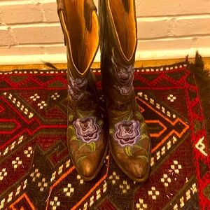 Gorgeous Old Gringo brown cowboy boots with embroidered flowers 8.5